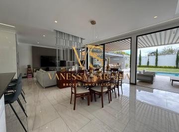 Casa de 3 habitaciones, Quito · Vendo Casa Estilo Moderno Dentro de Urb. en Tumbaco, Quito - Ecuador.