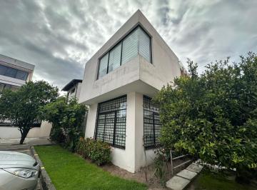 Casa de 3 habitaciones, Quito · Vendo Casa Dúplex Amoblada o Sin Amoblar Cerca Hotel Savoy Inn