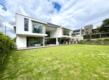 Casa de 7 habitaciones, Quito · Casa en Venta - La Cerámica Cumbayá