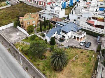 Casa de 7 habitaciones, Quito · Terreno con Dos Casas en Venta en La Av Cacha