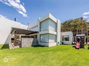 Casa · 414m² · 4 Habitaciones · 6 Estacionamientos · Casa de Venta en Exclusiva Urbanización en Nayón