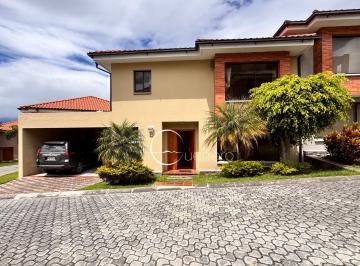 Casa de 3 habitaciones, Quito · En Venta Hermosa Casa en El Corazón de Cumbaya, Urb. Vista Hermosa
