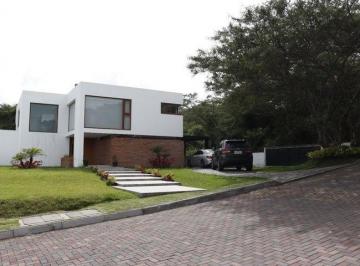 Casa · 378m² · 3 Habitaciones · 2 Estacionamientos · Exclusiva Casa Moderna en Nayón con 800 m² de Jardín y a 10 Min de Cumbayá