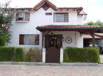 Casa de 3 habitaciones, Quito · Casa Tipo Hacienda de 331 m² con Patio De100 m² en Mirasierra, Los Chillos