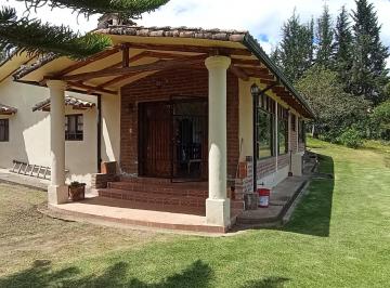 Hacienda-Quinta · 211m² · 4 Habitaciones · 6 Estacionamientos · Hermosa Quinta Checa Barrio La Tola
