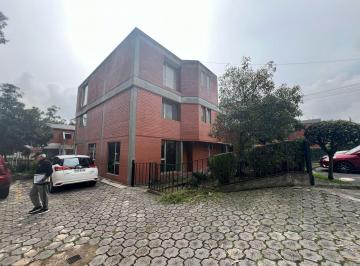 Casa · 200m² · 6 Habitaciones · 1 Estacionamiento · Casa Esquinera Dentro de Conjunto en Sector El Condado