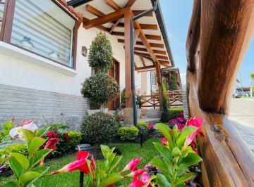 Casa de 3 habitaciones, Quito · Casa Tipo Hacienda de Una Planta en Puembo, 3 Dorms, Jardín, Porche.
