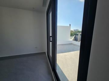 Casa · 375m² · 4 Habitaciones · 2 Estacionamientos · Expectacular Casa, Ubicada en La Zona Sur de La Ciudad de Manta