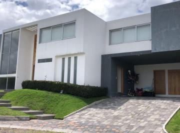 Casa · 380m² · 2 Estacionamientos · Tumbaco Casa de Venta en Urbanizacion Privada