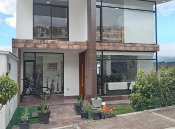 Casa · 180m² · 4 Habitaciones · 2 Estacionamientos · Casa en Venta