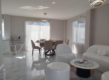 Casa · 86m² · 3 Habitaciones · 2 Estacionamientos · Mitad del Mundo, Hermosa Casa en Venta, 165 m² con Terreno