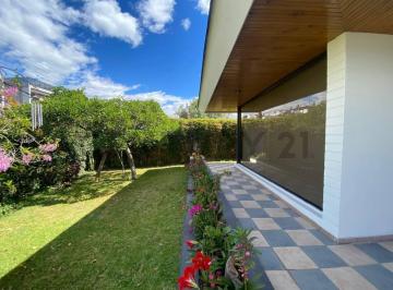 Casa · 550m² · 5 Habitaciones · 3 Estacionamientos · Venta Amplia Casa en Urb. Privada, Frente a Usfq Calle Pampite Cumbayá