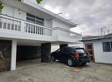 Casa · 500m² · 5 Habitaciones · 6 Estacionamientos · Alquilo en Barrio Cordova, Casa Amplia Independiente con Piscina