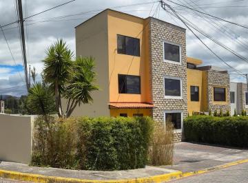 Casa · 165m² · 4 Habitaciones · 4 Estacionamientos · Casa en Venta 165 m² Conjunto Seguro Piscina Áreas Recreativa Sangolqui Sector Selvalegre