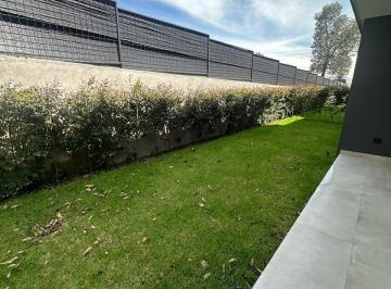 Casa · 366m² · 3 Habitaciones · 2 Estacionamientos · Casas de Lujo en Puembo: 3 Dorm., Jardín y Estreno Listas
