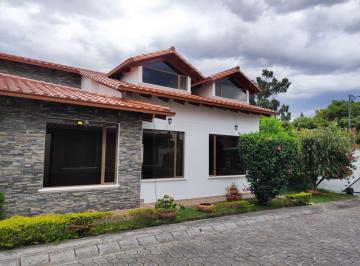 Casa · 243m² · 4 Habitaciones · 2 Estacionamientos · Vendo Casa de 4 Dorm., Valle de Los Chillos, Sector Supermaxi San Gabriel