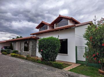Casa · 243m² · 4 Habitaciones · 2 Estacionamientos · Vendo Casa de 4 Dorm., Valle de Los Chillos, Sector Supermaxi San Gabriel