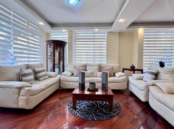 Casa de 6 habitaciones, Quito · Casa Remodelada con Piscina, Departamento Independiente, Local Comercial