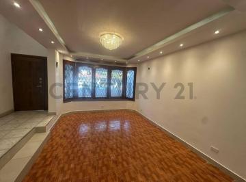 Casa · 220m² · 4 Habitaciones · 1 Estacionamiento · Amplia Casa de Venta en Garzota – 2 Pisos con Área Social y Bbq
