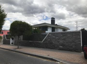 Casa · 417m² · 3 Habitaciones · 6 Estacionamientos · Venta Casa con Terreno en Centro de Guayllabamba