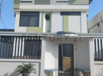 Casa · 192m² · 4 Habitaciones · 2 Estacionamientos · Tu Nuevo Hogar en Los Almendros - Confort, Espacio y Seguridad Para Tu Familia