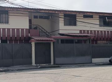 Casa · 499m² · 10 Habitaciones · 5 Estacionamientos · En Venta Casa Rentera con Piscina - Cdla Albatros - Kennedy (Alexca)