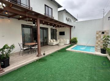 Casa · 140m² · 3 Habitaciones · 2 Estacionamientos · Venta de Casa en Urb Villas del Bosque - Pérgola, Piscina con Cascada -. V. B