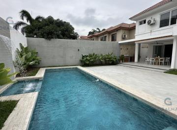 Casa · 400m² · 4 Habitaciones · 4 Estacionamientos · Venta de Casa en Km 4.5 Via a Samborondon, Remodelada Al 100%. V. B