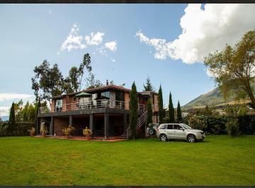 Casa · 320m² · 4 Habitaciones · 8 Estacionamientos · Se Vende Casa Frente Al Lago San Pablo en Otavalo