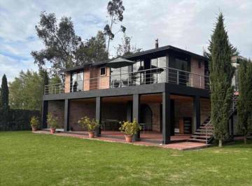 Casa · 242m² · 4 Habitaciones · 8 Estacionamientos · Se Vende Casa Frente Al Lago San Pablo en Otavalo