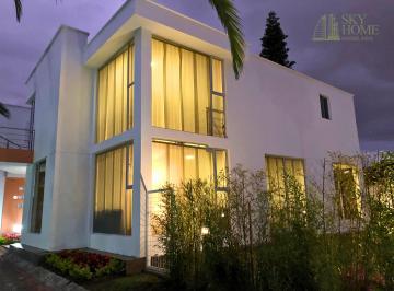 Casa de 4 habitaciones, Quito · Venta Casa Amplia - Detrás de Vía Ventura