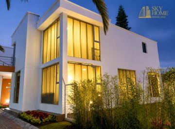 Casa de 4 habitaciones, Quito · Venta Casa Amplia - Detrás de Vía Ventura