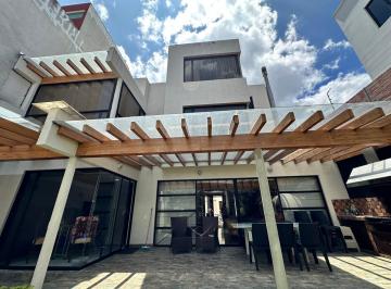 Casa · 380m² · 5 Habitaciones · 3 Estacionamientos · Casa en Solca