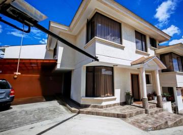 Casa · 158ha · 3 Habitaciones · 2 Estacionamientos · Casa de Venta Urb. Einsten, Amplios Espacios, Patio Cubierto y Bbq
