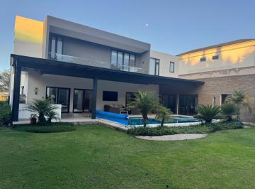 Casa · 1183m² · 4 Habitaciones · 5 Estacionamientos · Casa con Piscina en Puembo – Venta y Renta | Innova Real Estate