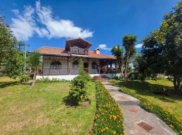 Hacienda-Quinta · 330m² · 4 Habitaciones · 10 Estacionamientos · Quinta en Guayllabamba