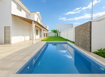 Casa · 260m² · 4 Habitaciones · 4 Estacionamientos · Casa de 4 Dorm. con Piscina en Barbasquillo
