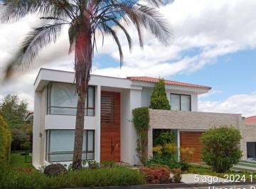 Casa de 4 habitaciones, Quito · Hermosa Casa de Lujo en Urbanización Privada Cerca del Country Club de Arrayanes