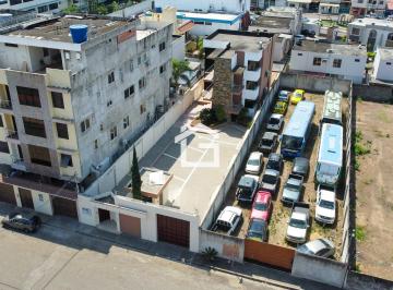 Oficina comercial , Machala · Edificio en Venta en Urbanización La Carolina, Machala