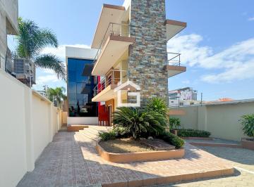 Oficina comercial , Machala · Edificio en Venta en Urbanización La Carolina, Machala