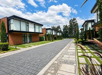 Casa · 181m² · 3 Habitaciones · 2 Estacionamientos · Casa - San Juan de Cumbayá