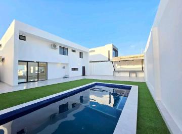 Casa · 203m² · 3 Habitaciones · 4 Estacionamientos · Vendo Casa, Urbanización Marina Blue, con Amplia Area Social.