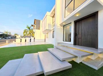 Casa · 203m² · 3 Habitaciones · 4 Estacionamientos · Vendo Casa, Marina Blue, Sur de Manta, 3 Dorm. con Piscina