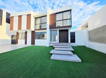 Casa · 203m² · 3 Habitaciones · 4 Estacionamientos · Vendo Casa, Marina Blue, Sur de Manta, 3 Dorm. con Piscina