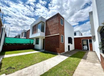 Casa · 116m² · 3 Habitaciones · 1 Estacionamiento · Sector Puembo, en Venta Hermosa Casa Independiente de Dos Pisos a Estrenar 3d 117 m² (Mv)