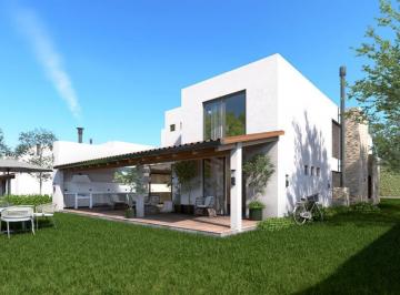 Casa · 336m² · 3 Habitaciones · 2 Estacionamientos · Casa de Venta en Puembo. Ubicada Dentro de Urbanización Cerrada. Moderna