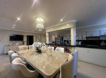 Casa · 386m² · 9 Habitaciones · 4 Estacionamientos · Amplia Casa en Venta en Cdla Naval Sur