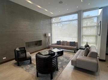 Casa · 275m² · 3 Habitaciones · 4 Estacionamientos · Tumbaco, Hilacril, Lujosa Casa Estilo Moderno $540.000