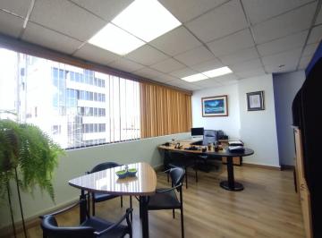 Oficina comercial · 93m² · 2 Estacionamientos · Venta Oficina Remodelada con 2 Parqueaderos - Av Colón y Av Amazonas