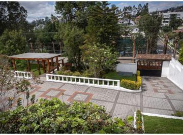 Casa de 5 habitaciones, Quito · Urb. Campo Alegre Venta Propiedad de 2400 m² de Terreno con 1200 m² Construidos, Sector Montecerrín